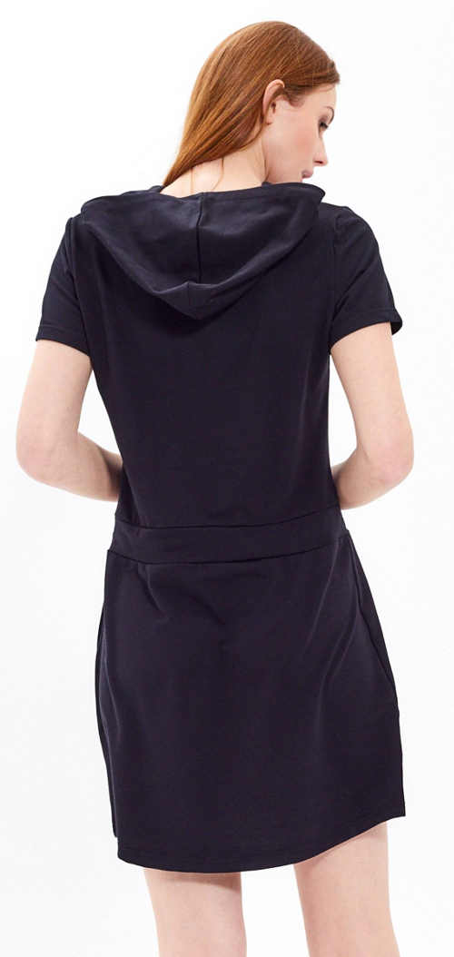 Fekete kapucnis női ruha kapucnival