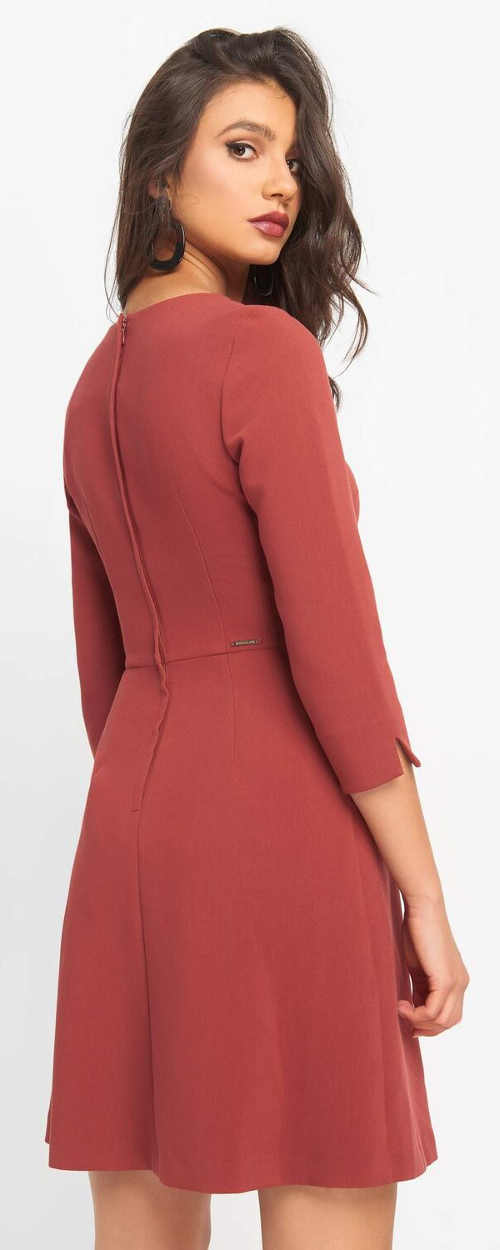 Egyszínű női üzleti ruha cipzárral a hátán