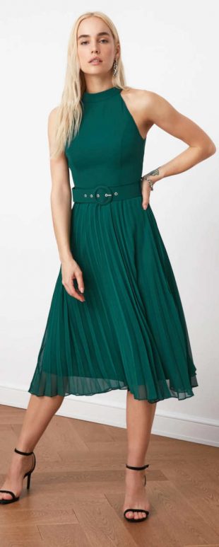 Elegáns zöld ujjatlan női ruha pliszírozott szoknyával