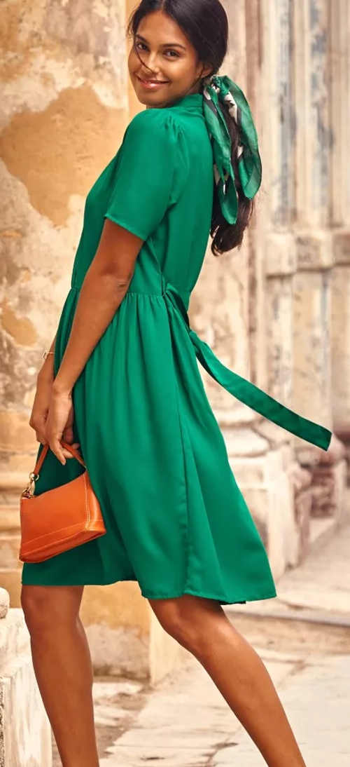 Egyszínű zöld nyári ruha rövid ujjakkal