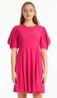 Divatos ruha rózsaszínű, áramvonalas szabású, kivágott szabással