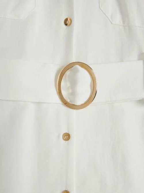 A fehér ruhát arany részletek díszítik